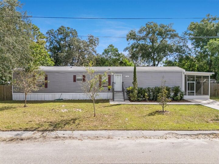 Property Photo: 1408 Easton Way FL 32707