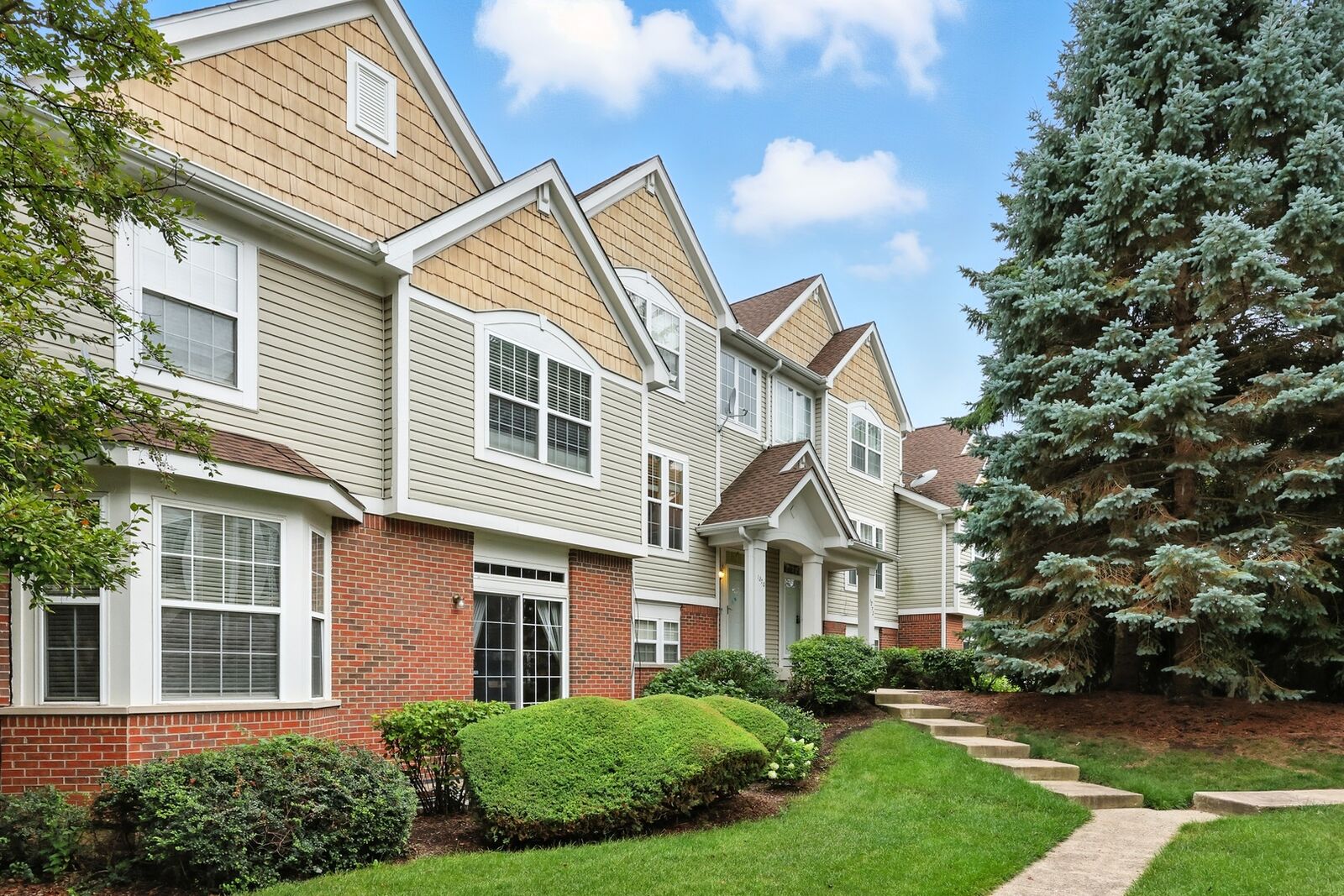 Property Photo:  1270 Georgetown Way  IL 60061