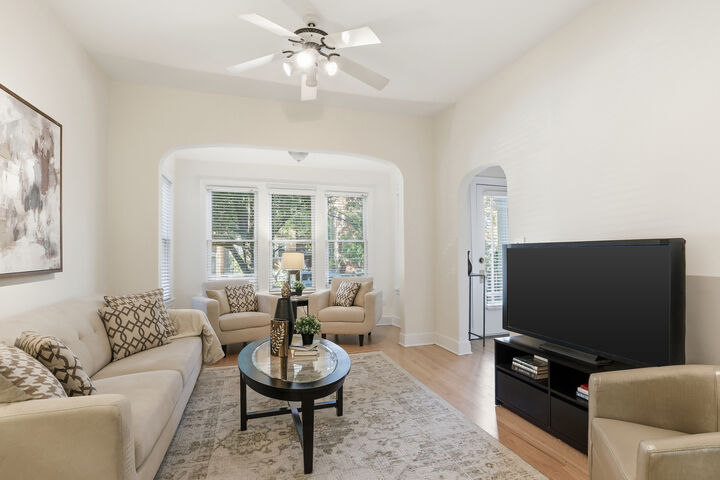 Property Photo:  3725 N Richmond Street  IL 60618 