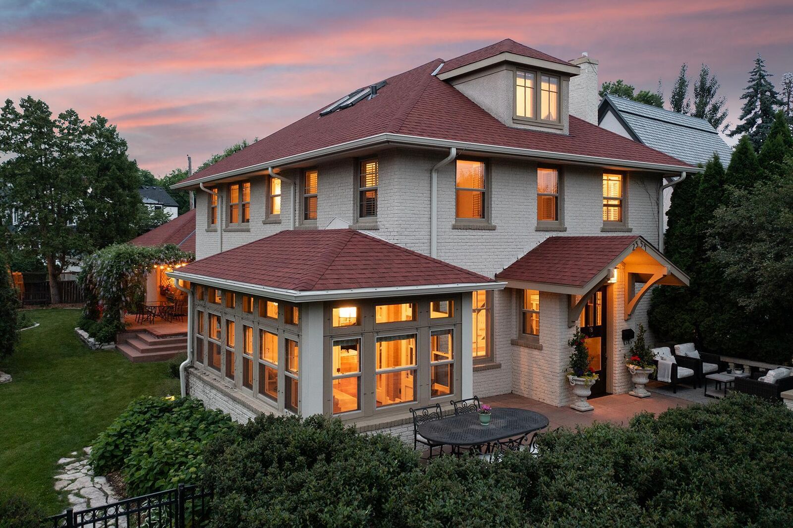 Property Photo:  2554 W Lake Of The Isles Parkway  MN 55405 