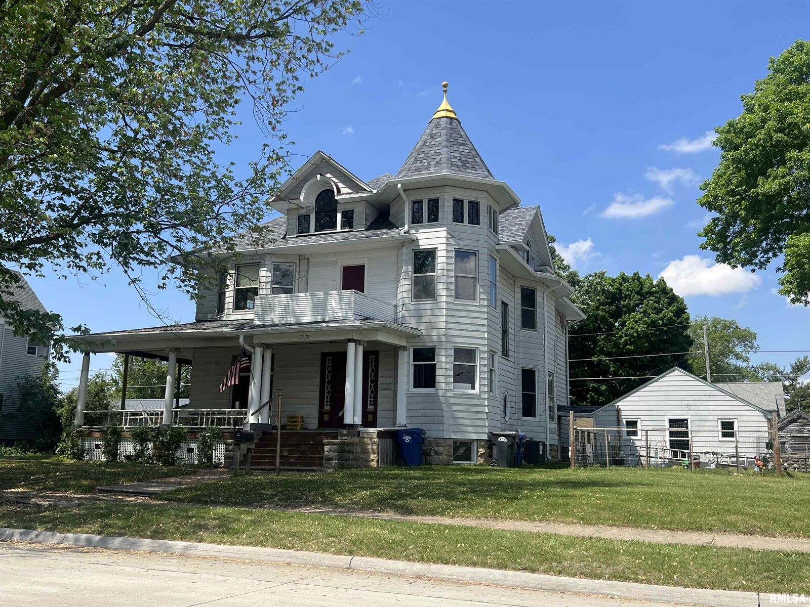 Property Photo: 2220 Roosevelt Street IA 52732