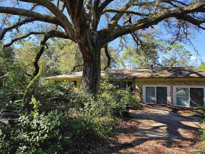 Property Photo:  8515 Klondike Rd  FL 32526