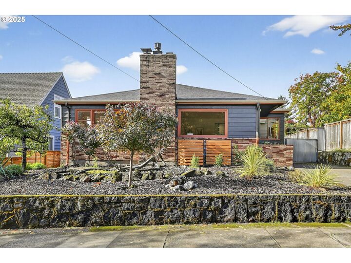 Property Photo: 2221 SE 24th Ave OR 97214