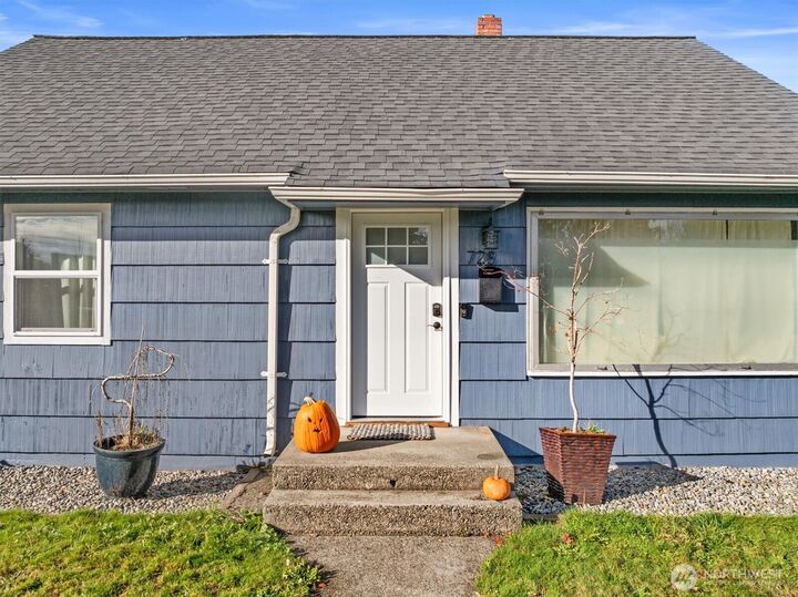 Property Photo: 728 5th Street SE WA 98372