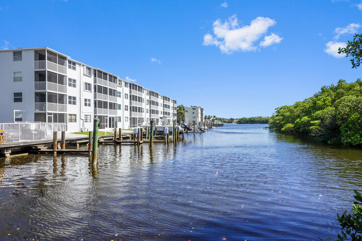 Property Photo:  689 NE 6th Court 4080  FL 33435 