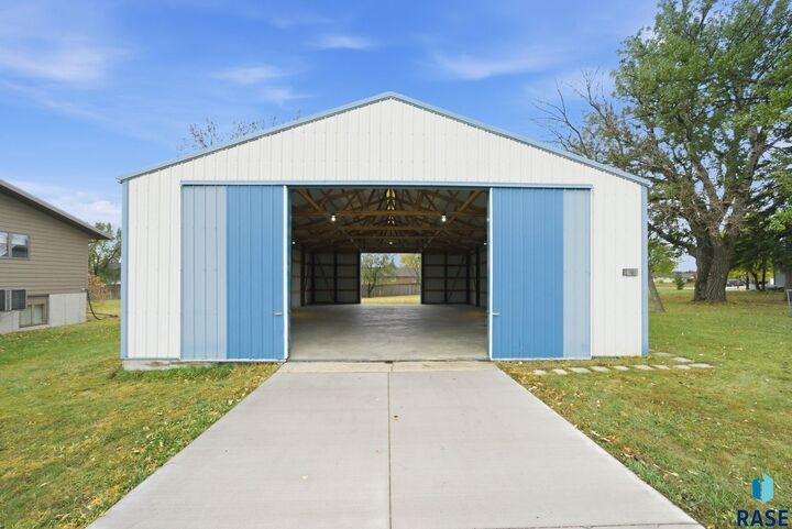 Property Photo:  305 N Cedar St  SD 57039