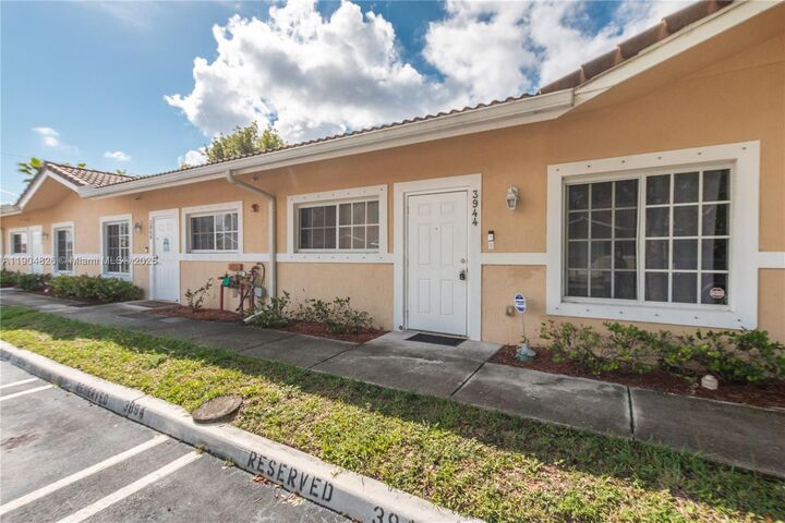 Property Photo:  3944 SW 48th Ave  FL 33023