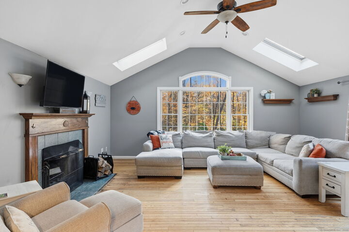 Property Photo:  10 Woodside Drive  CT 06085 