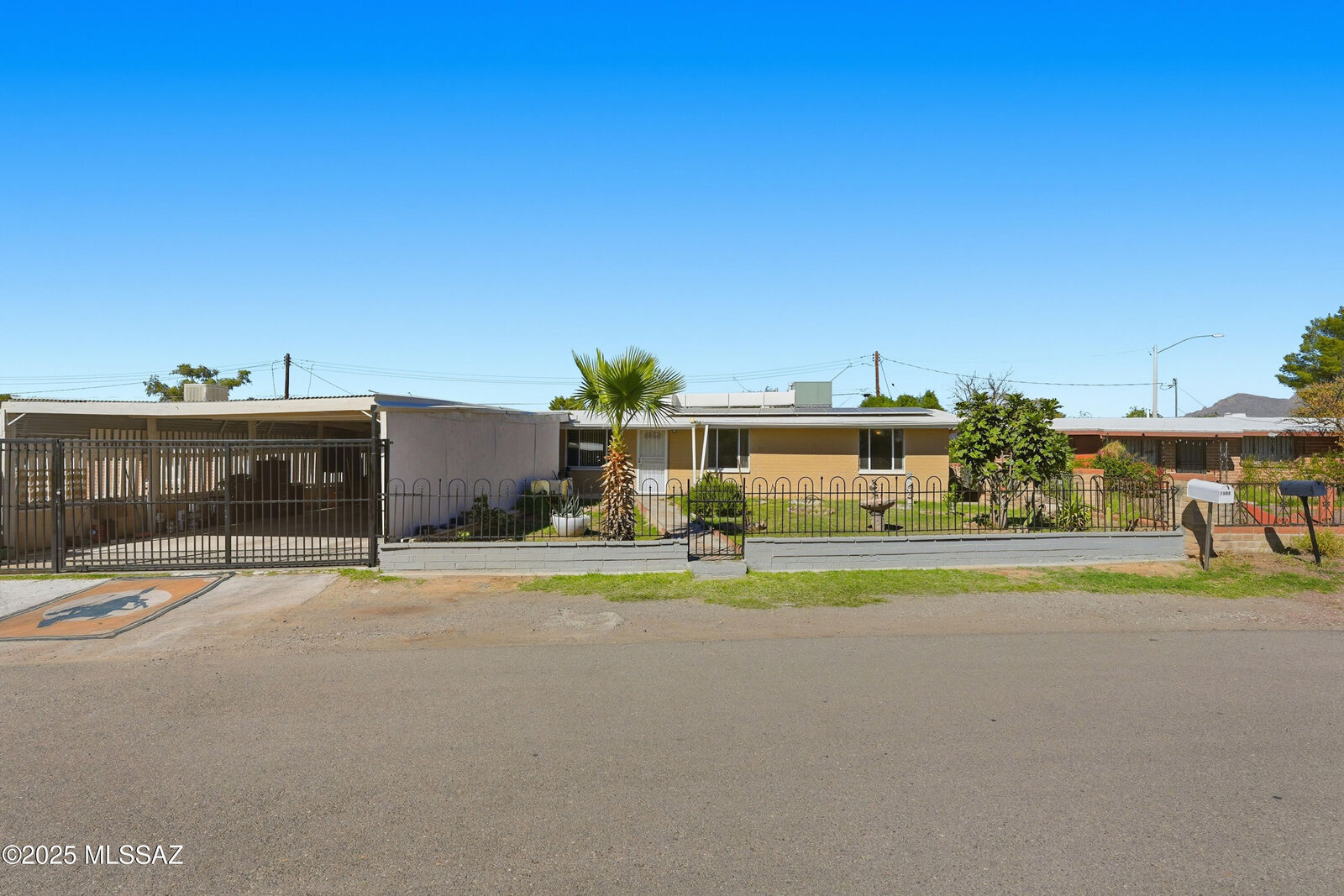 Property Photo:  1908 W Root Lane  AZ 85705 