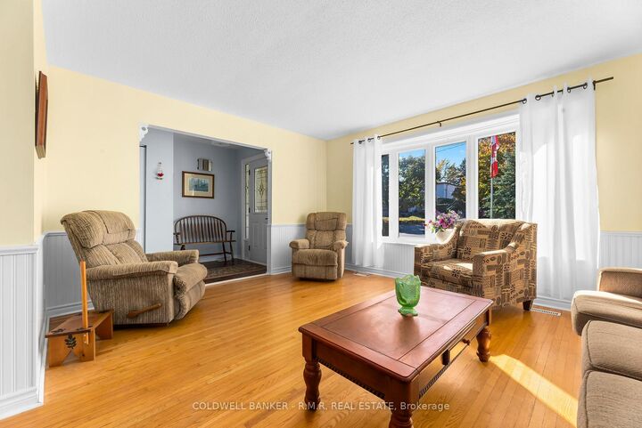 Property Photo:  93 Cedar Street N  ON L9P 1B2 