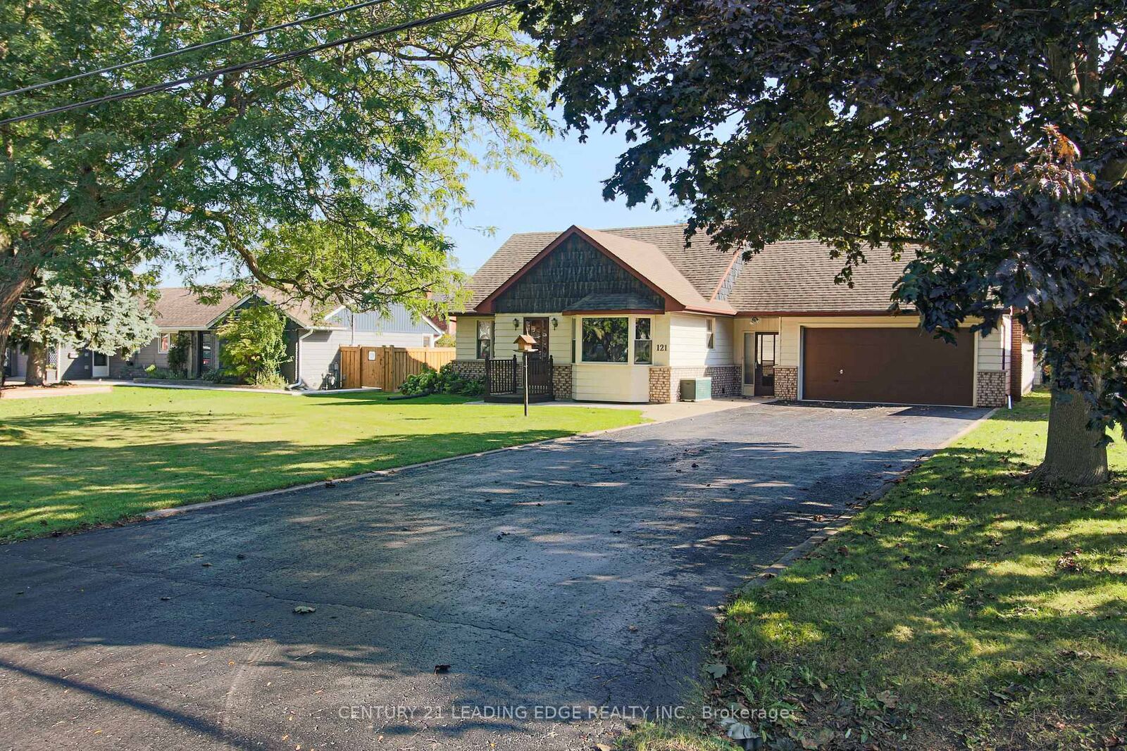 Property Photo:  121 Northview Avenue  ON L1N 2G8