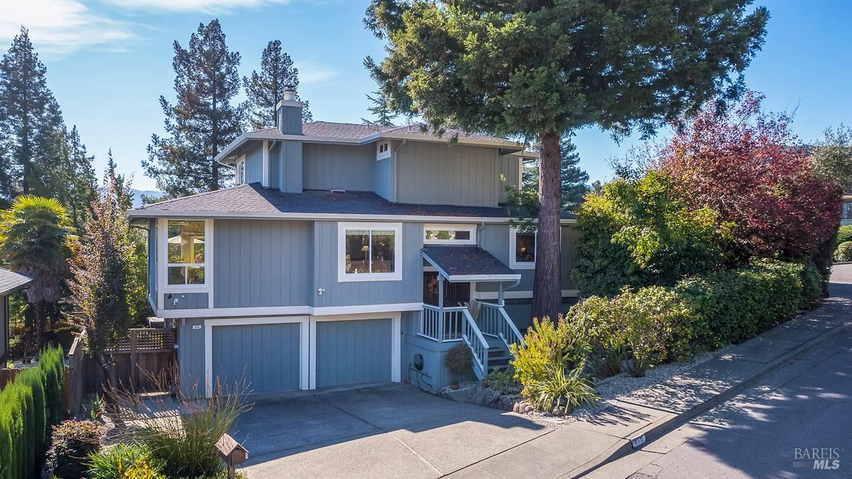 Property Photo:  215 San Ramon Way  CA 94945 