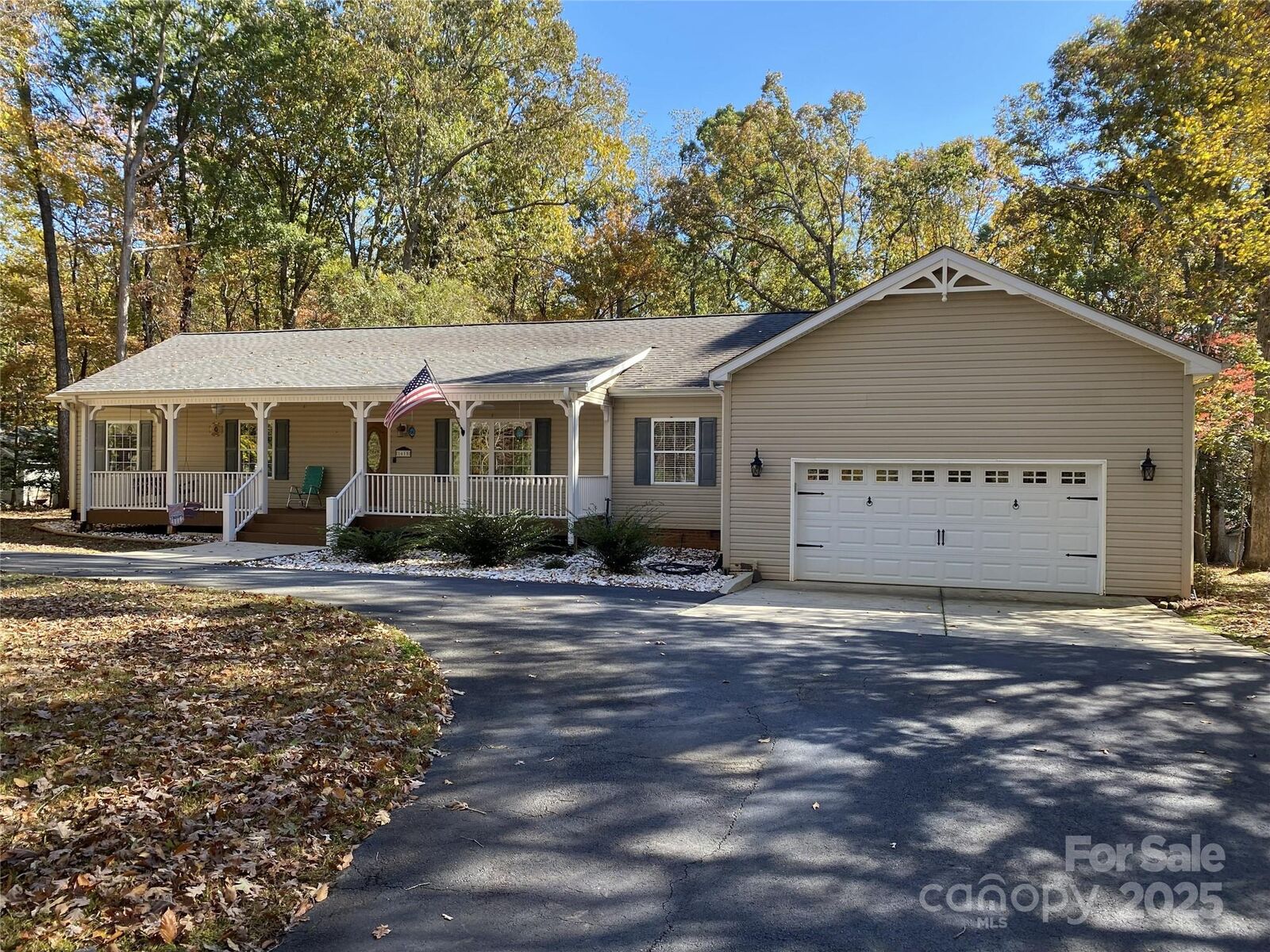 Property Photo:  1615 Oak Park Court  NC 28080