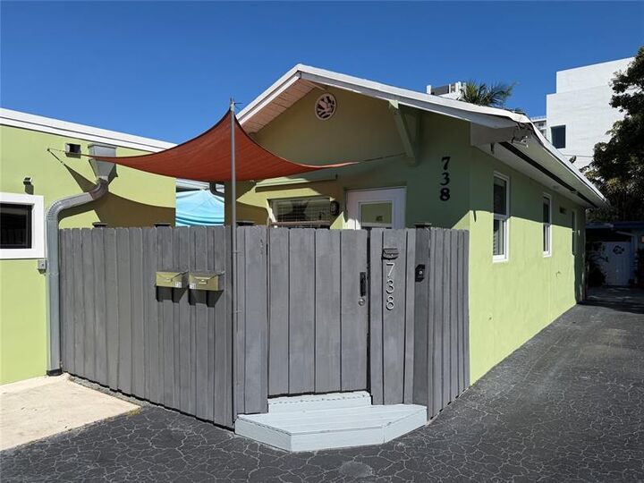 Property Photo:  738 NE 3rd Ave Front  FL 33304 