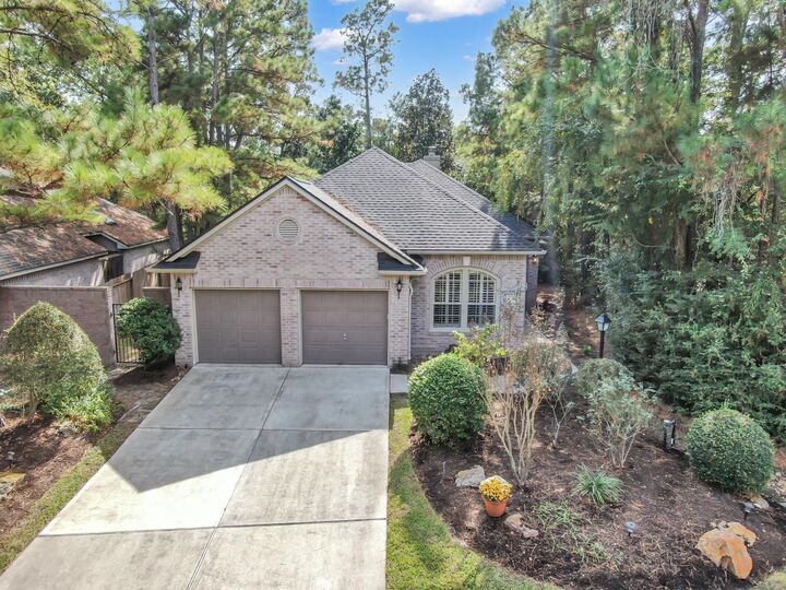 39 E Honey Grove Place  The Woodlands TX 77382 photo