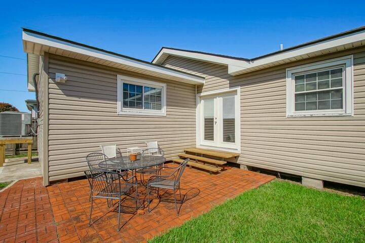 Property Photo: 210 W Girod Street LA 70043