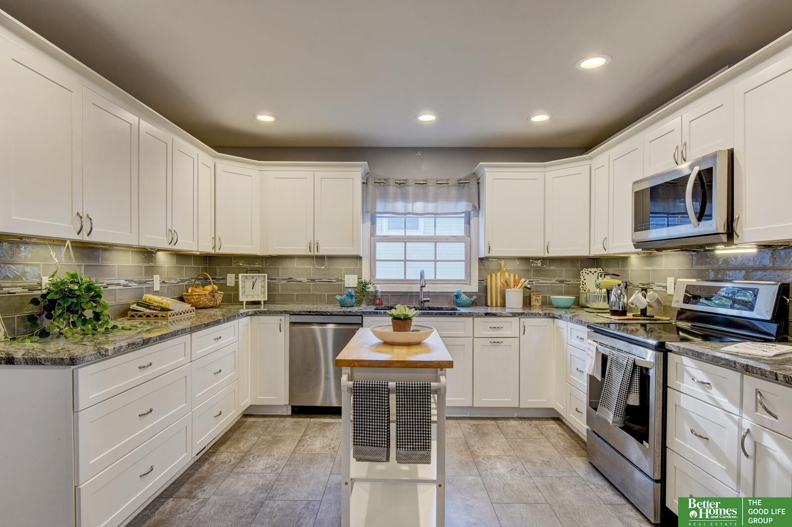 Property Photo: 1629 Post Drive NE 68114