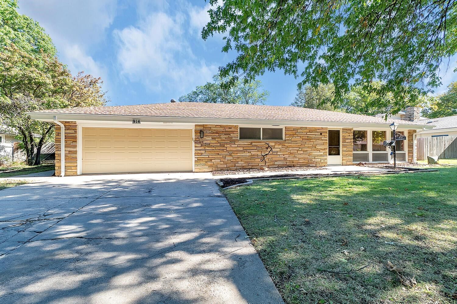 Property Photo: 914 N Mission Rd KS 67206