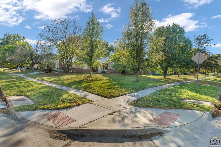 Property Photo:  5719 SW 27th St  KS 66614 