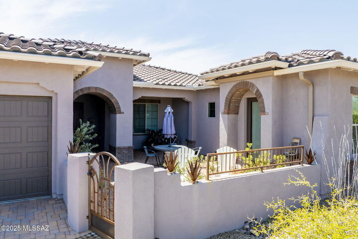 Property Photo:  82 Veranera Court  AZ 85646 