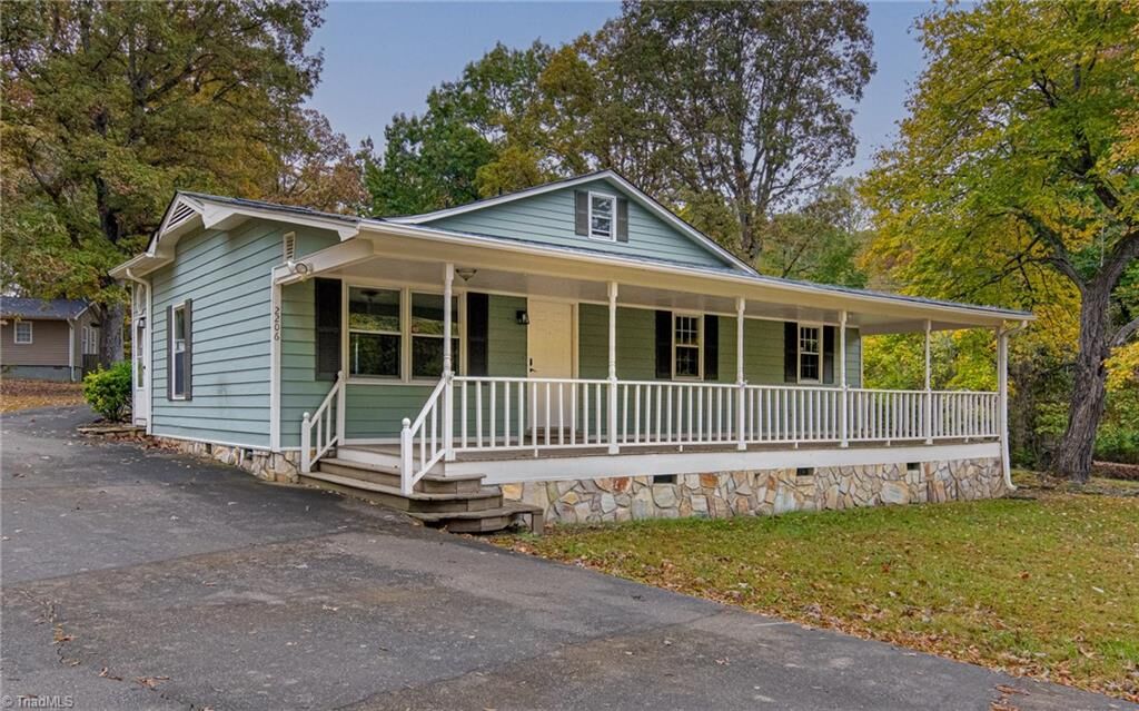 Property Photo:  2206 Glenside Drive  NC 27405 