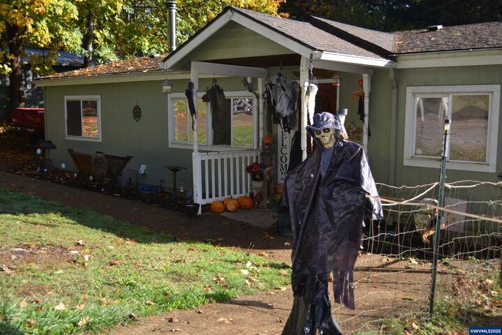 Property Photo: 340 7th St OR 97344