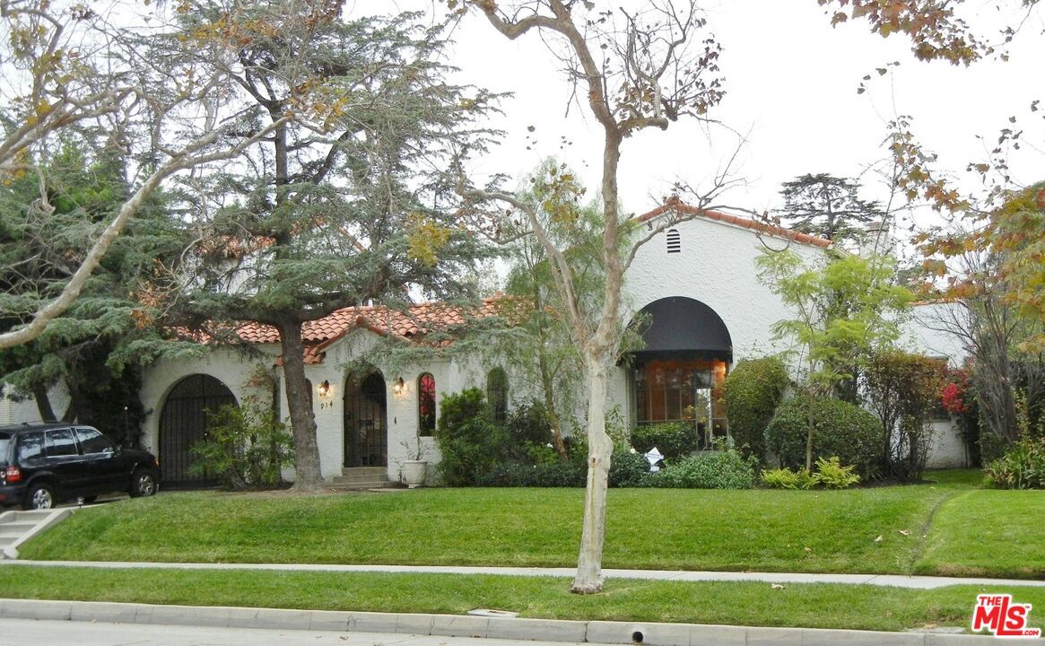 Property Photo: 914 S Burnside Ave CA 90036