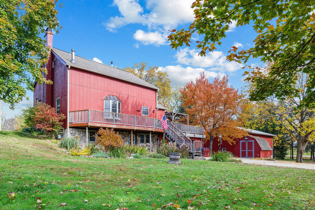 Property Photo:  215 Criglas Rd  WI 53183 