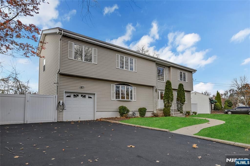 Property Photo:  165 Mohawk Drive  NJ 07661 