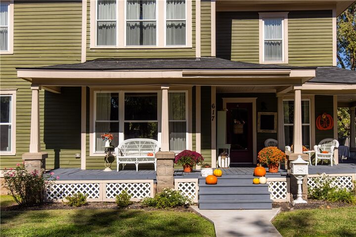 Property Photo:  617 E Delaware Street  AR 72761 