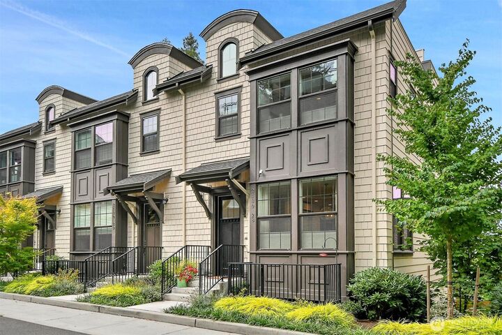 2130  10th Avenue W 28  Seattle WA 98119 photo