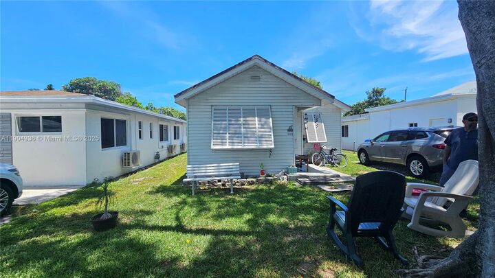 Property Photo:  1209 N 17th Ct  FL 33020