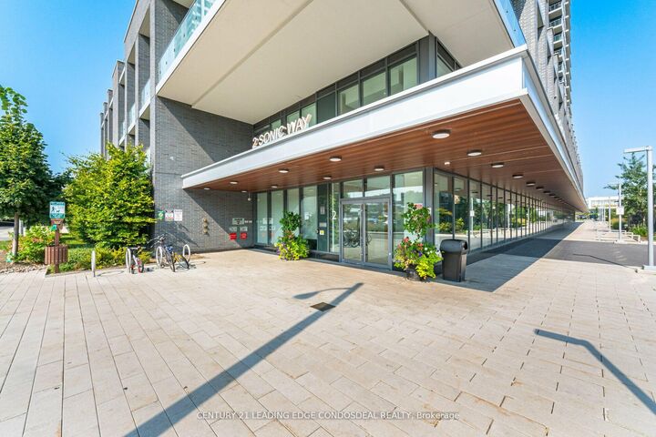 Photo de la propriété: 2 Sonic Way 1710 ON M3C 0P2