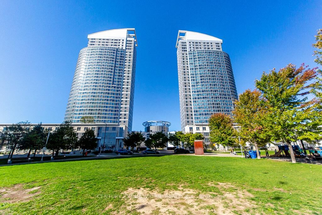 Property Photo: 38 Lee Centre Drive 2303 ON M1H 3J7