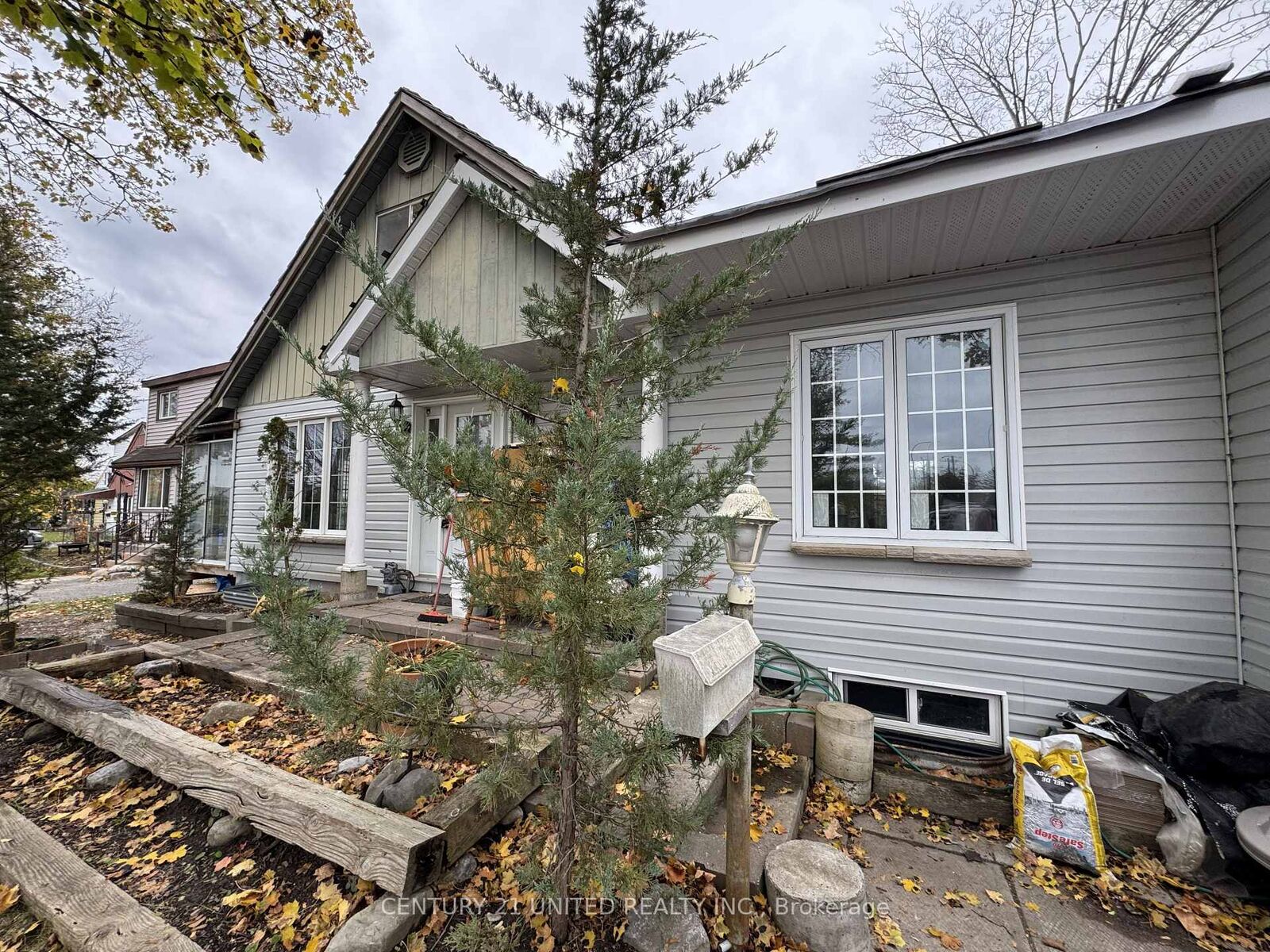 Property Photo:  811 Morphet Avenue  ON K9J 2X7