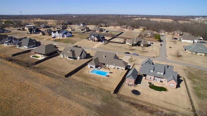 Property Photo:  2005 E Woodland Circle  OK 74403 