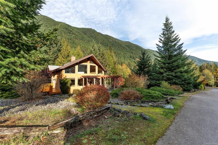 Property Photo:  8105 Miracle Close  BC V0R 3E1 