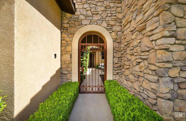 Property Photo:  5204 Boulder Creek Place  CA 93312 