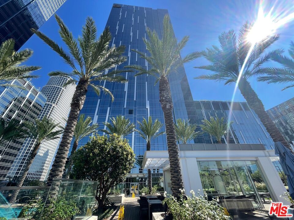 Property Photo:  877 Francisco St  CA 90017 