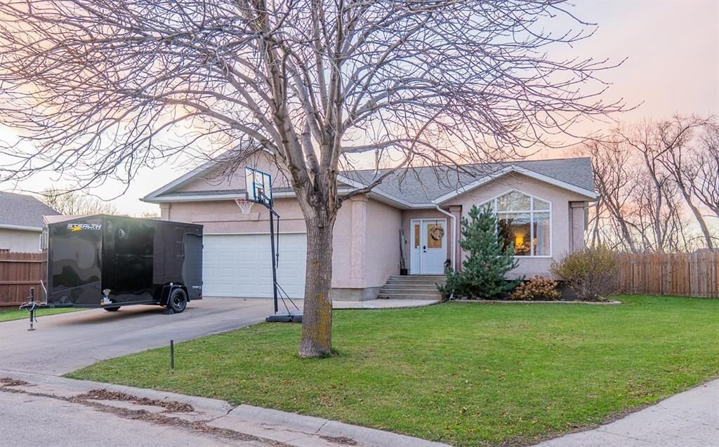 Property Photo: 2 Cadham Bay MB R1N 3N4