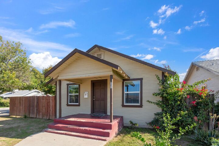 Property Photo:  321 N Orange Avenue  CA 93221 