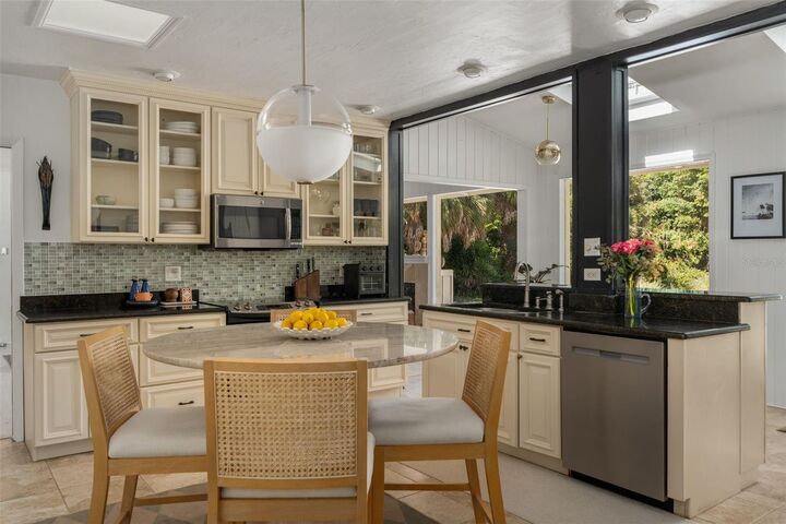 Property Photo:  1920 NW 12th Road  FL 32605 