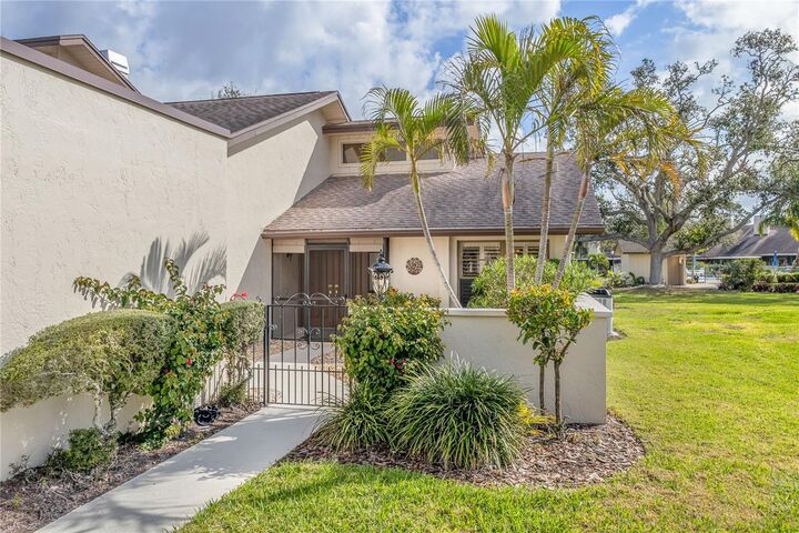 Property Photo: 4527 La Jolla Drive FL 34210