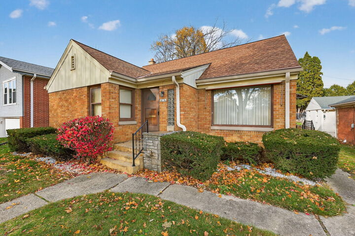 10708 W York Pl  Wauwatosa WI 53222 photo