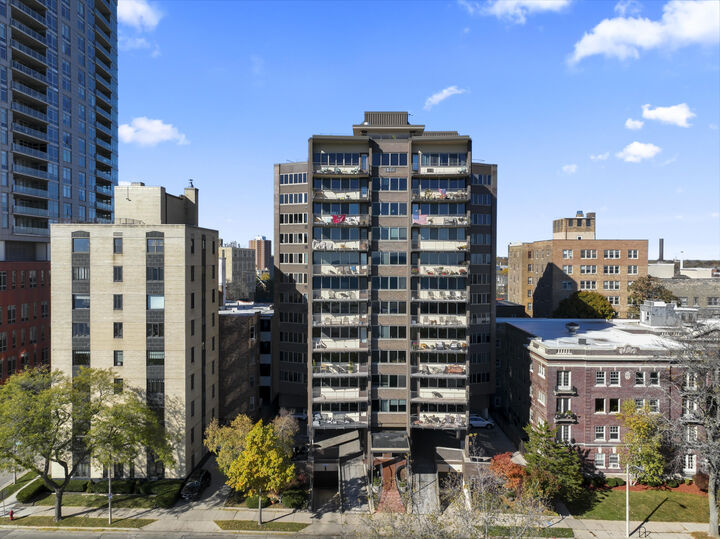 Property Photo: 1919 N Summit Ave 4A WI 53202