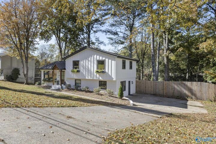 Property Photo: 2708 Briarwood Drive SE AL 35801