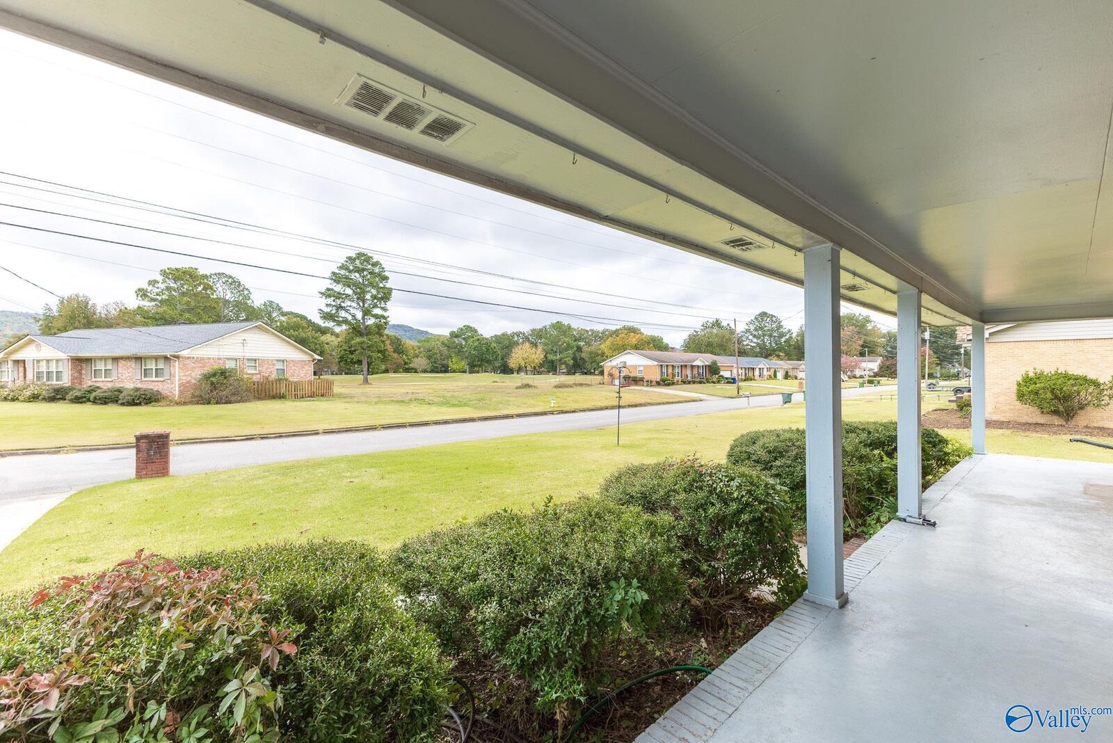 Property Photo:  817 Mira Vista Drive SE  AL 35802 