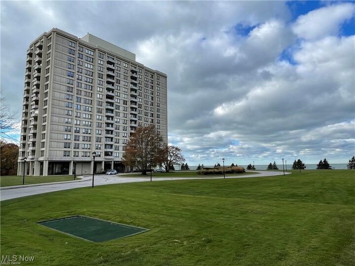 Property Photo: 2 Bratenahl Place 2D OH 44108