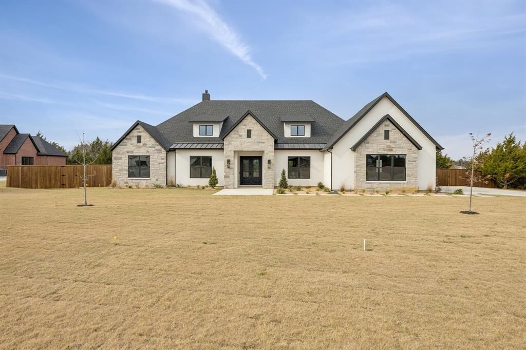 Property Photo:  3035 Stonebriar Drive  TX 75165 