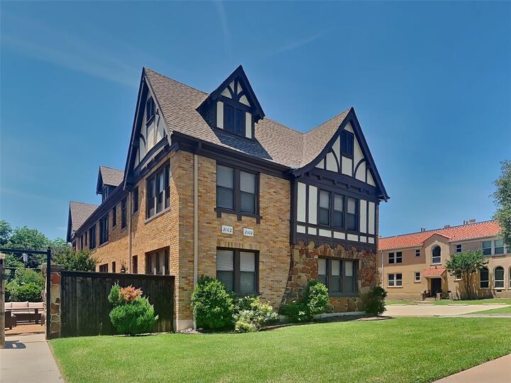 Property Photo:  2100 Forest Park Boulevard  TX 76110 